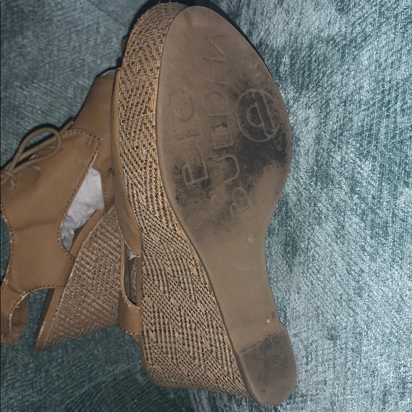 ❄️WINTER SALE PRICE $15❄️ Tan Wedge Sandals - Picture 4 of 7